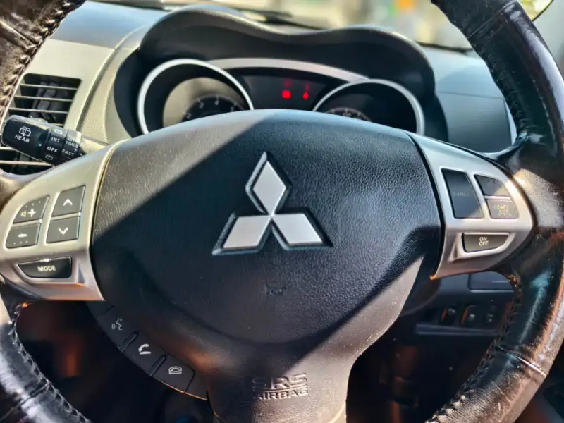 2011 MITSUBISHI OUTLANDER LS , one owner, auto, low kilometers, $ 9999 On special