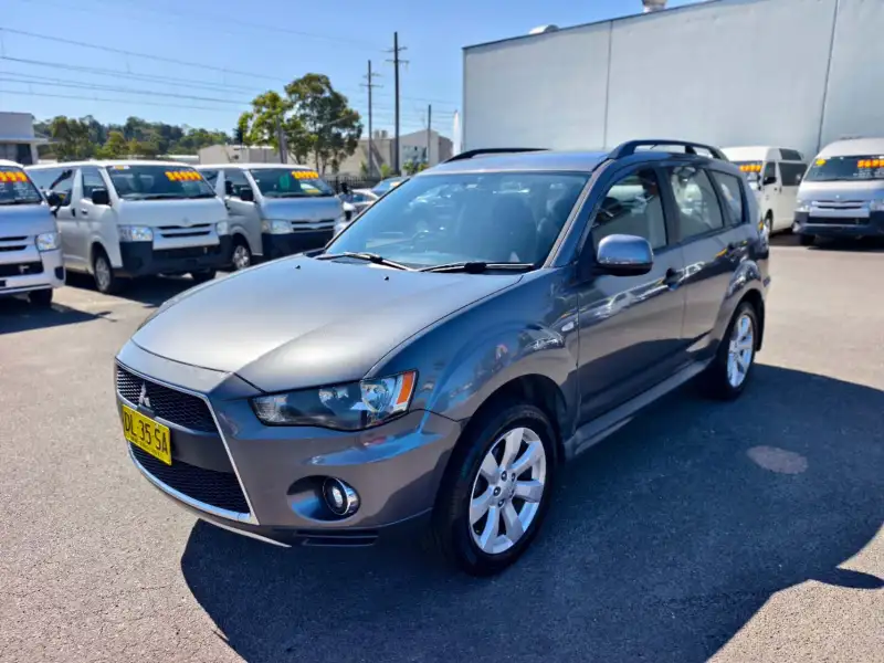 2011 MITSUBISHI OUTLANDER LS , one owner, auto, low kilometers, $ 9999 On special