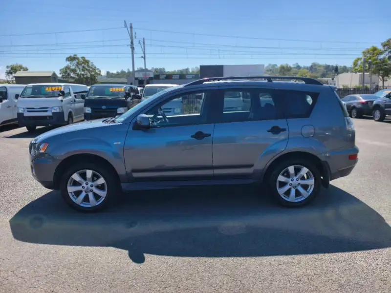 2011 MITSUBISHI OUTLANDER LS , one owner, auto, low kilometers, $ 9999 On special