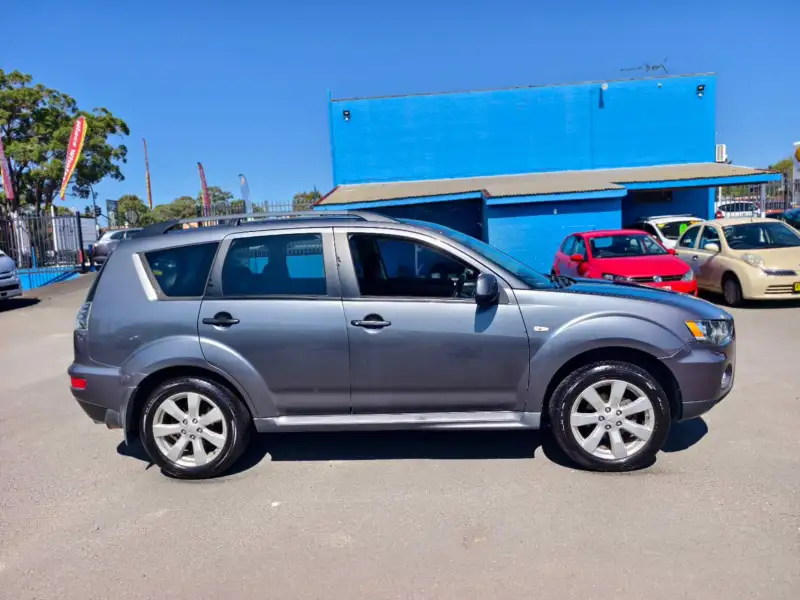 2011 MITSUBISHI OUTLANDER LS , one owner, auto, low kilometers, $ 9999 On special