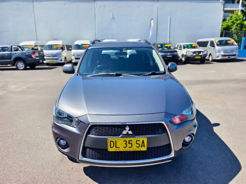 2011 MITSUBISHI OUTLANDER LS , one owner, auto, low kilometers, $ 9999 On special