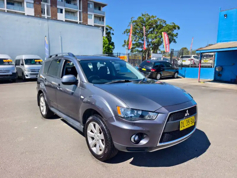 2011 MITSUBISHI OUTLANDER LS , one owner, auto, low kilometers, $ 9999 On special