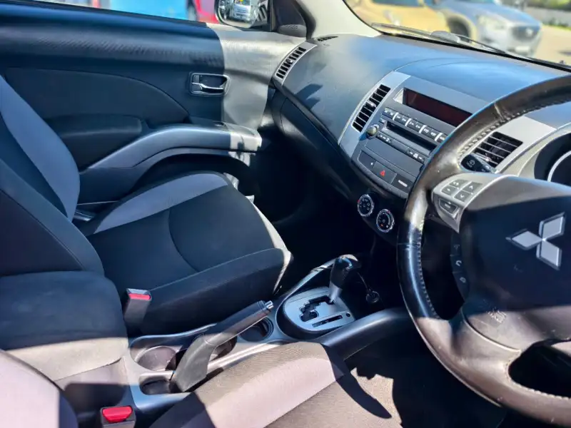 2011 MITSUBISHI OUTLANDER LS , one owner, auto, low kilometers, $ 9999 On special