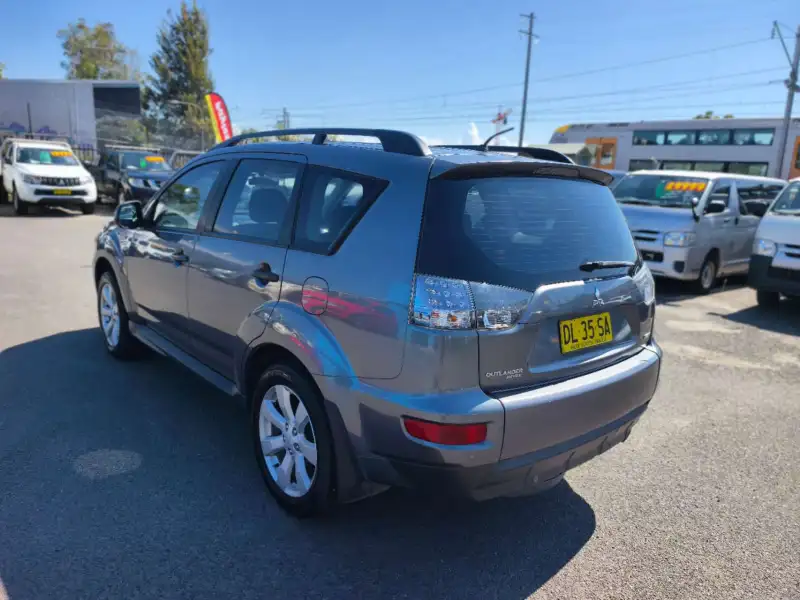 2011 MITSUBISHI OUTLANDER LS , one owner, auto, low kilometers, $ 9999 On special