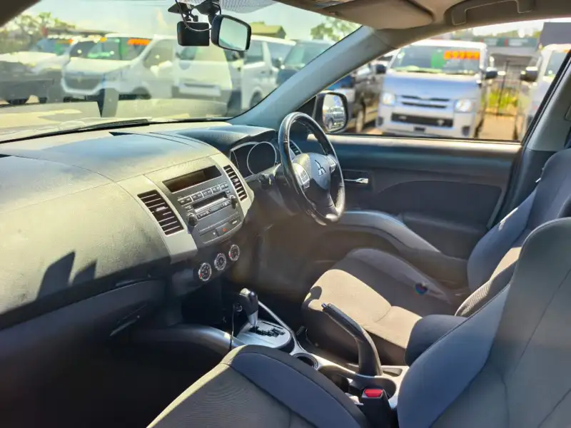 2011 MITSUBISHI OUTLANDER LS , one owner, auto, low kilometers, $ 9999 On special