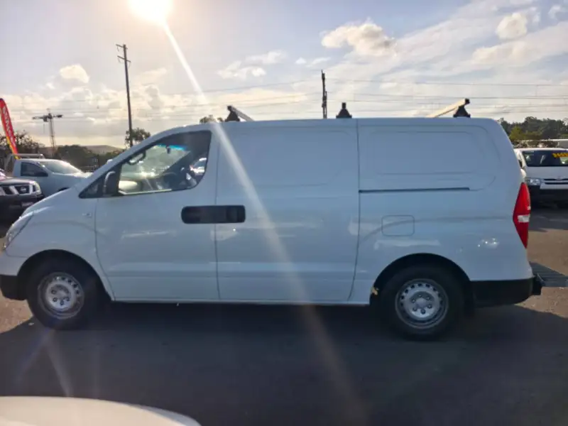 2016 HYUNDAI iLOAD 3S LIFTBACK, manual, petrol ! Better one! Ready for work !