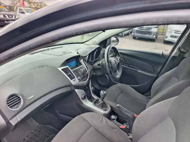 2011 HOLDEN Cruze CD, manual, low kilometers, $ 4999, cheap reliable 1st car.