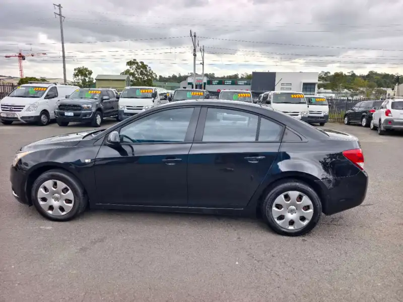 2011 HOLDEN Cruze CD, manual, low kilometers, $ 4999, cheap reliable 1st car.