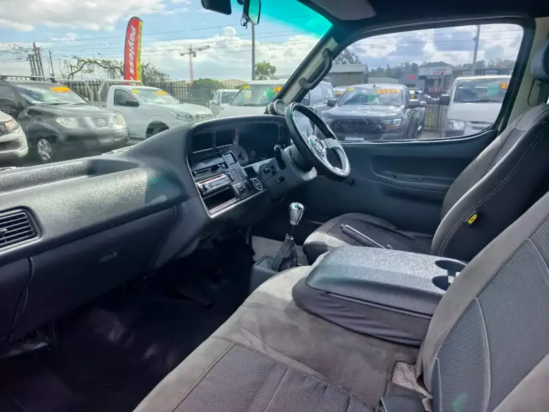 2002 TOYOTA HIACE -, camper, manual, $ 6999 Ready for work. Active