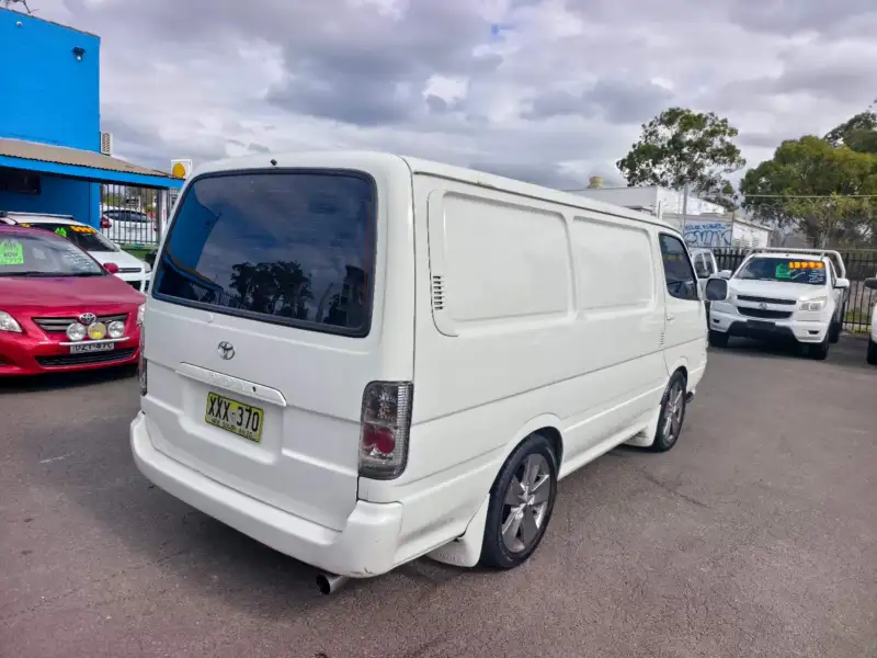 2002 TOYOTA HIACE -, camper, manual, $ 6999 Ready for work. Active