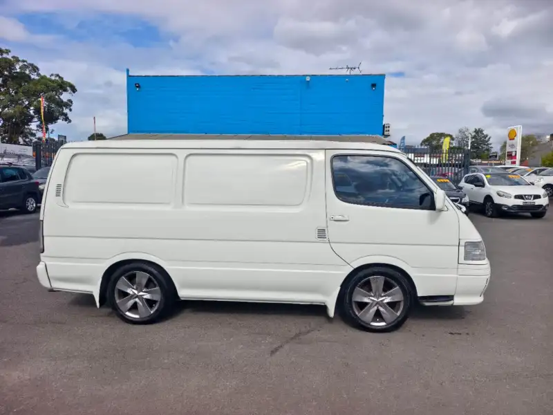 2002 TOYOTA HIACE -, camper, manual, $ 6999 Ready for work. Active