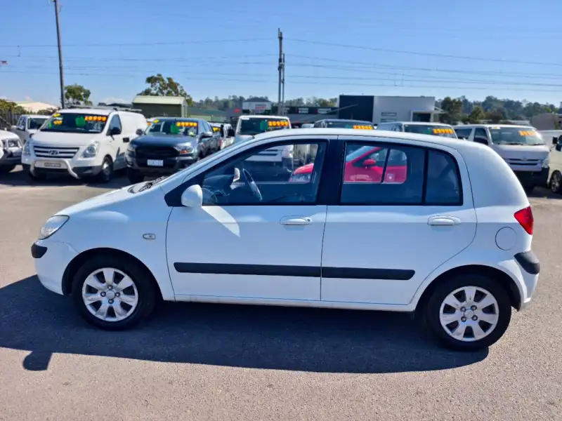 2005 HYUNDAI GETZ , 4doors, low kilometers, $ 3999 Cheap reliable 1st car.