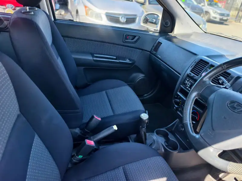2005 HYUNDAI GETZ , 4doors, low kilometers, $ 3999 Cheap reliable 1st car.