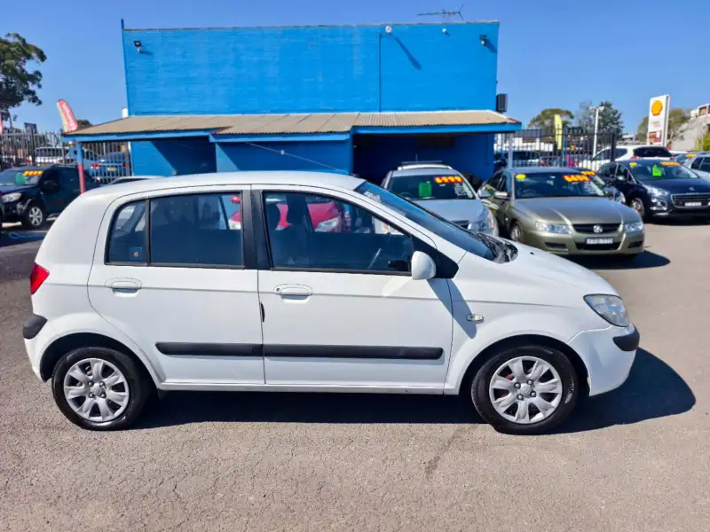 2005 HYUNDAI GETZ , 4doors, low kilometers, $ 3999 Cheap reliable 1st car.