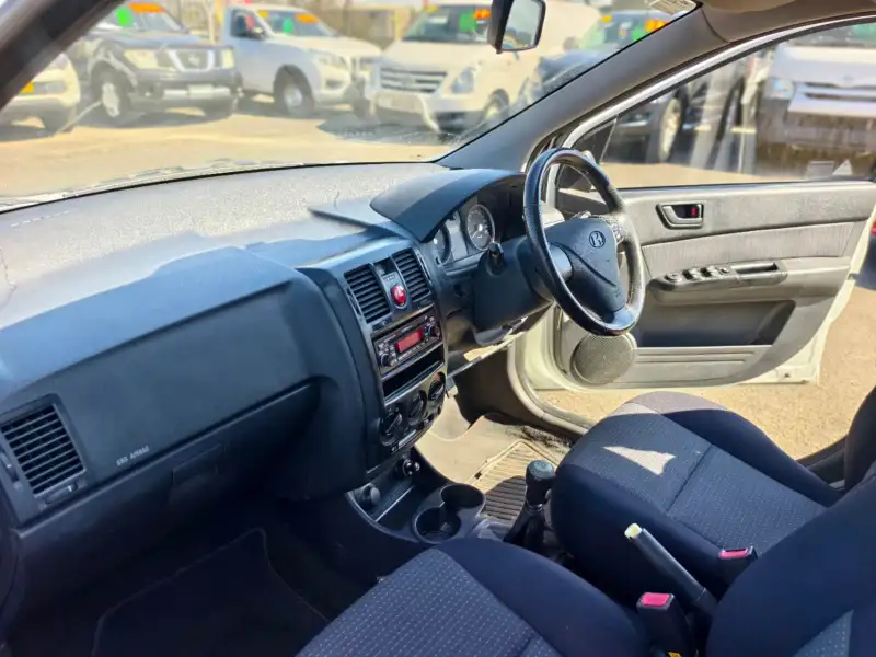 2005 HYUNDAI GETZ , 4doors, low kilometers, $ 3999 Cheap reliable 1st car.