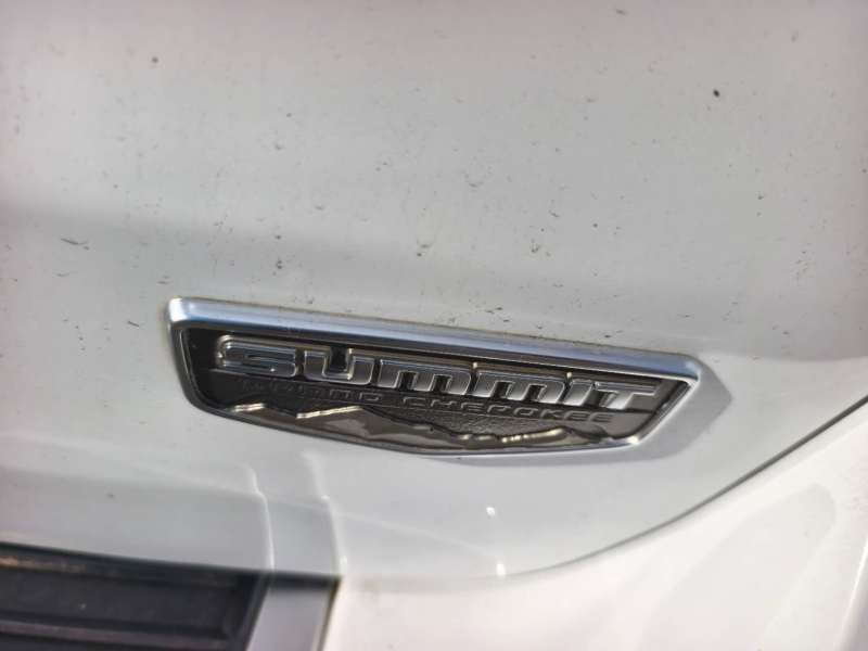 2015 JEEP GRAND CHEROKEE SUMMIT (4x4), Well maintained, $ 23999 Great value.