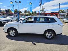 2013 MITSUBISHI OUTLANDER ES (4x4), auto, low kilometers, $ 10999 Well maintained.