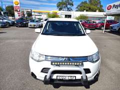2013 MITSUBISHI OUTLANDER ES (4x4), auto, low kilometers, $ 10999 Well maintained.