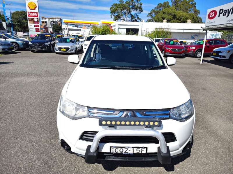 2013 MITSUBISHI OUTLANDER ES (4x4), auto, low kilometers, $ 10999 Well maintained.