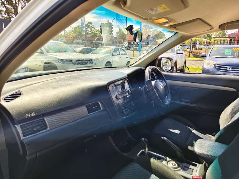 2013 MITSUBISHI OUTLANDER ES (4x4), auto, low kilometers, $ 10999 Well maintained.