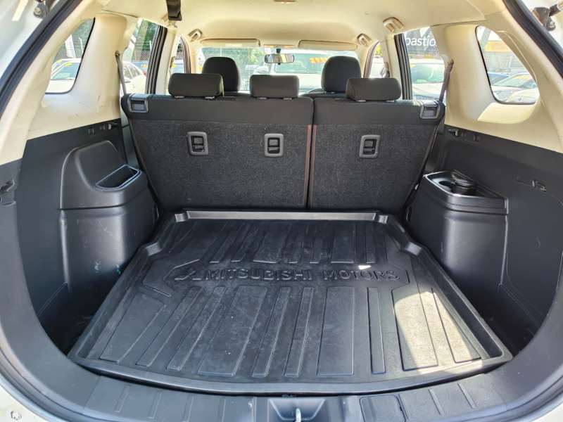 2013 MITSUBISHI OUTLANDER ES (4x4), auto, low kilometers, $ 10999 Well maintained.