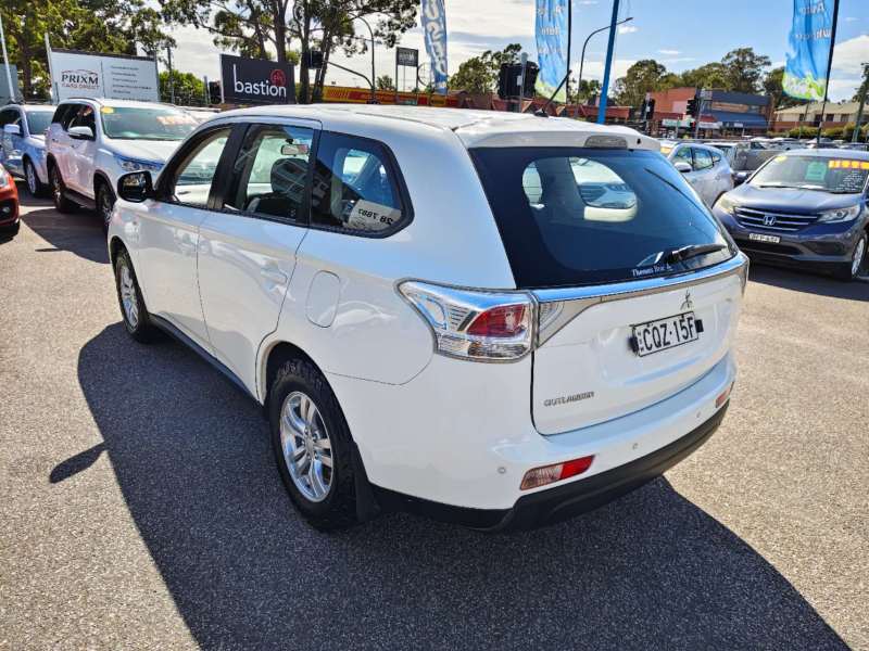 2013 MITSUBISHI OUTLANDER ES (4x4), auto, low kilometers, $ 10999 Well maintained.