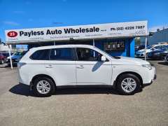 2013 MITSUBISHI OUTLANDER ES (4x4), auto, low kilometers, $ 10999 Well maintained.