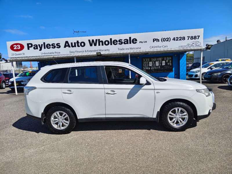 2013 MITSUBISHI OUTLANDER ES (4x4), auto, low kilometers, $ 10999 Well maintained.