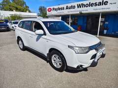 2013 MITSUBISHI OUTLANDER ES (4x4), auto, low kilometers, $ 10999 Well maintained.