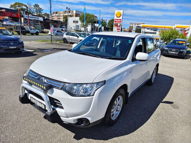 2013 MITSUBISHI OUTLANDER ES (4x4), auto, low kilometers, $ 10999 Well maintained.