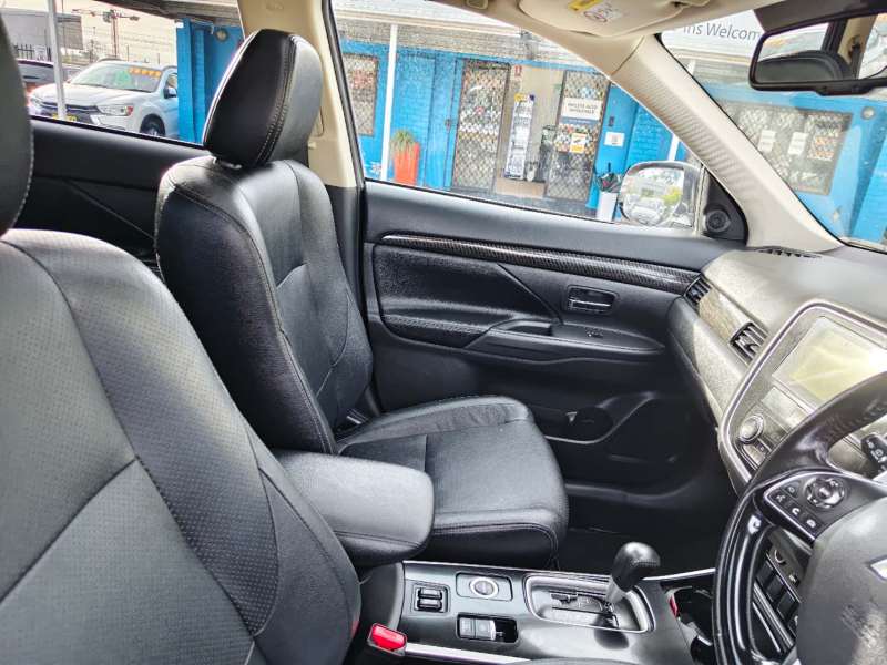 2017 MITSUBISHI OUTLANDER EXCEED (4x4), 7seats, Turbo Diesel, well maintained, $ 13999 On special.
