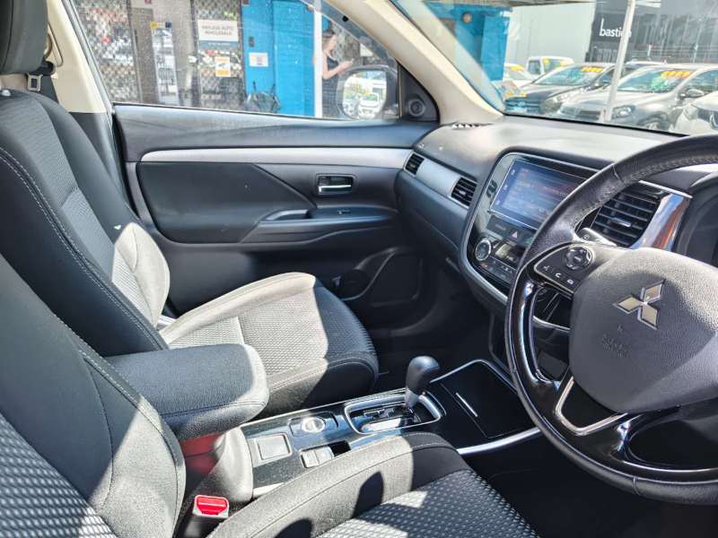 2016 MITSUBISHI OUTLANDER LS (4x4), 7seats, only 99921km, well maintained, $ 18999 Great family suv.