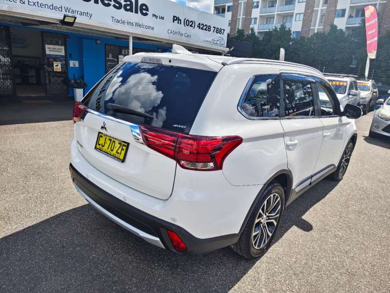 2016 MITSUBISHI OUTLANDER LS (4x4), 7seats, only 99921km, well maintained, $ 18999 Great family suv.