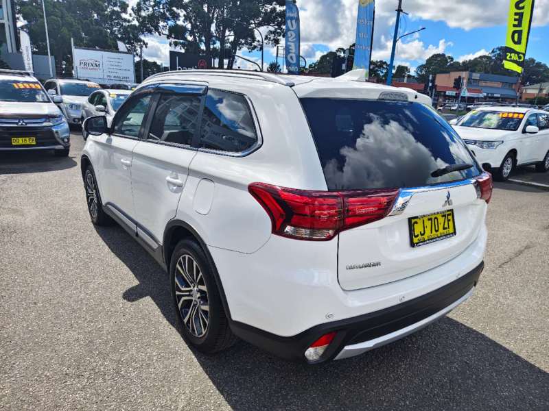 2016 MITSUBISHI OUTLANDER LS (4x4), 7seats, only 99921km, well maintained, $ 18999 Great family suv.