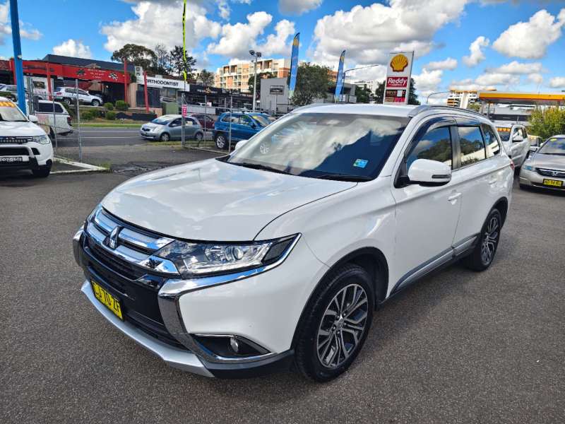 2016 MITSUBISHI OUTLANDER LS (4x4), 7seats, only 99921km, well maintained, $ 18999 Great family suv.
