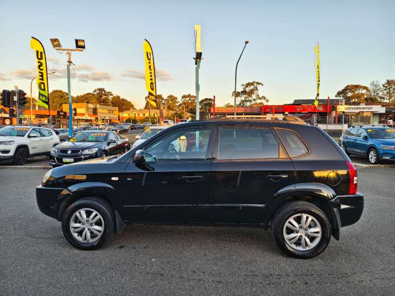 2009 HYUNDAI TUCSON CITY SX, auto, $ 5999 Great 1st car.