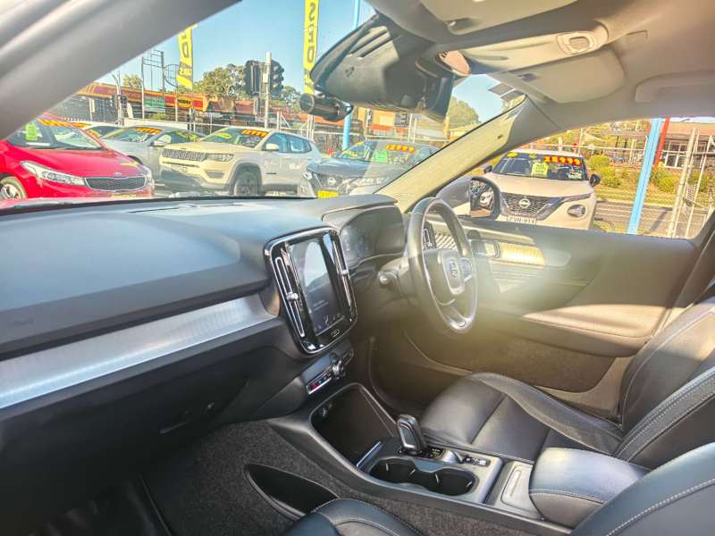 2020 VOLVO XC40 T4 MOMENTUM , well maintained, $ 19999 On special