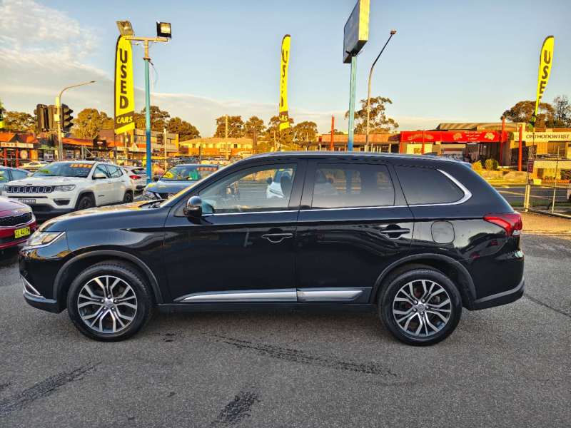 2017 MITSUBISHI OUTLANDER LS SAFETY PACK , 7 seats, $ 17999 Great suv.