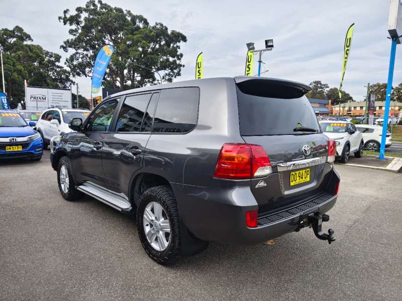 2013 TOYOTA LANDCRUISER ALTITUDE SE, 8seats, Well maintained, $ 41999 Nice truck!