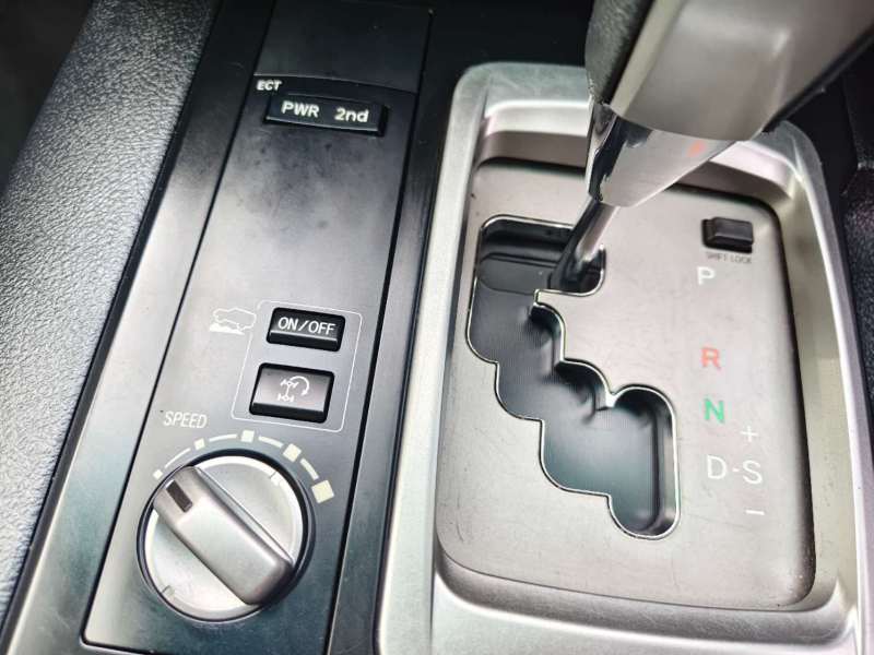 2013 TOYOTA LANDCRUISER ALTITUDE SE, 8seats, Well maintained, $ 39999 Nice truck!