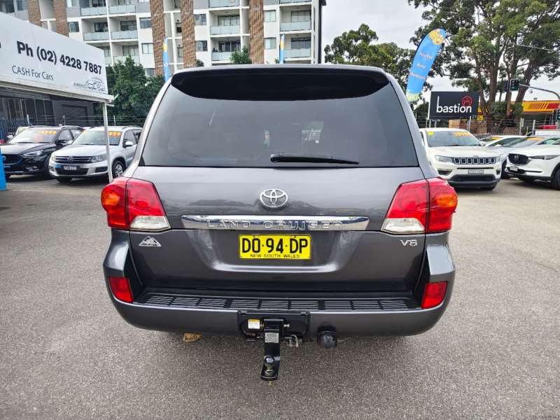 2013 TOYOTA LANDCRUISER ALTITUDE SE, 8seats, Well maintained, $ 41999 Nice truck!
