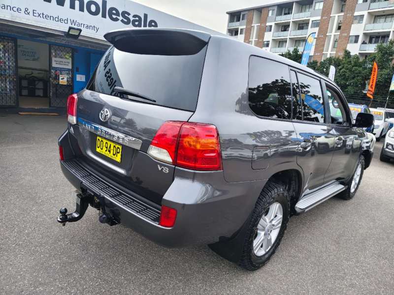 2013 TOYOTA LANDCRUISER ALTITUDE SE, 8seats, Well maintained, $ 41999 Nice truck!