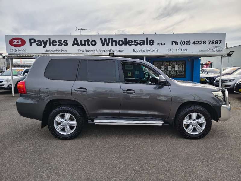 2013 TOYOTA LANDCRUISER ALTITUDE SE, 8seats, Well maintained, $ 41999 Nice truck!
