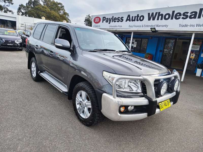 2013 TOYOTA LANDCRUISER ALTITUDE SE, 8seats, Well maintained, $ 41999 Nice truck!