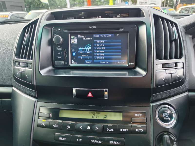 2013 TOYOTA LANDCRUISER ALTITUDE SE, 8seats, Well maintained, $ 39999 Nice truck!