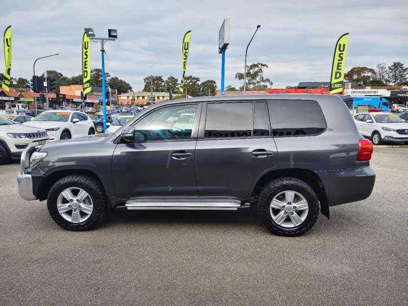 2013 TOYOTA LANDCRUISER ALTITUDE SE, 8seats, Well maintained, $ 41999 Nice truck!