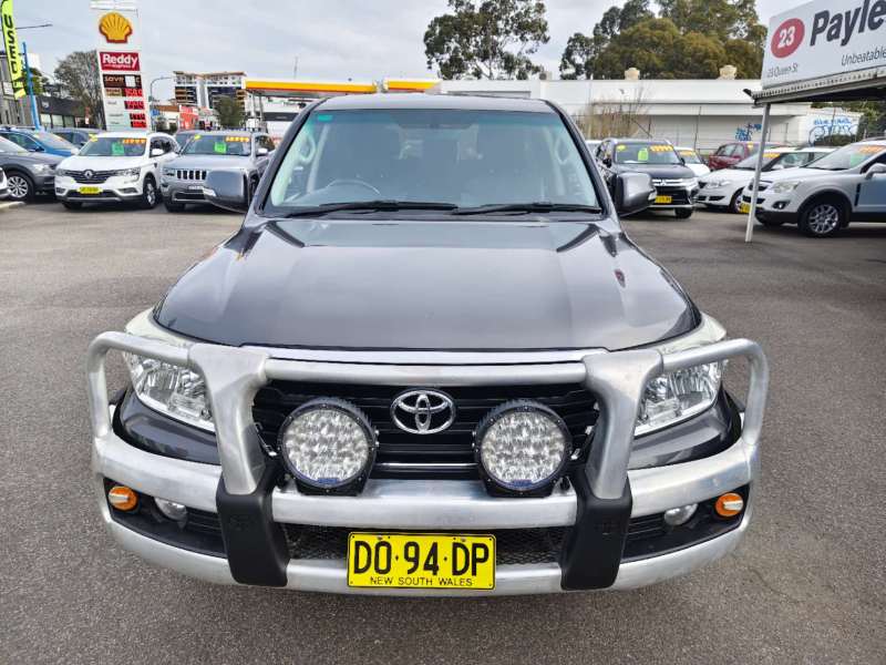 2013 TOYOTA LANDCRUISER ALTITUDE SE, 8seats, Well maintained, $ 41999 Nice truck!