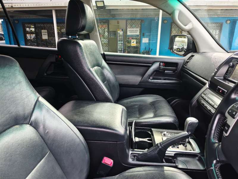 2013 TOYOTA LANDCRUISER ALTITUDE SE, 8seats, Well maintained, $ 41999 Nice truck!