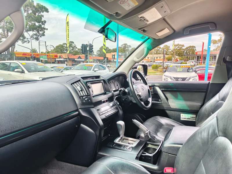 2013 TOYOTA LANDCRUISER ALTITUDE SE, 8seats, Well maintained, $ 41999 Nice truck!