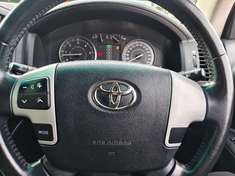 2013 TOYOTA LANDCRUISER ALTITUDE SE, 8seats, Well maintained, $ 39999 Nice truck!